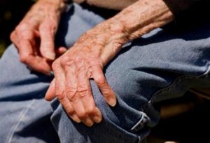 como aliviar dolor de rodilla en personas mayores con remedios naturales