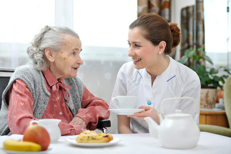 ¿Cuál es la importancia de tomar un buen desayuno para los ancianos?