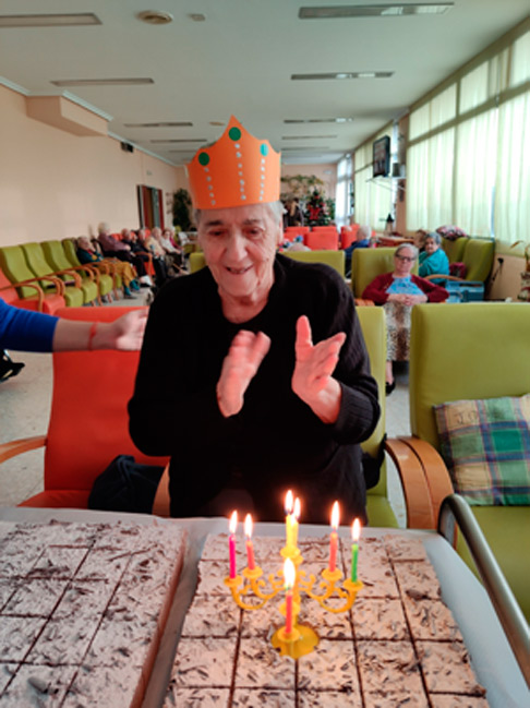 fiesta de cumpleaños de una residente en la residencia la zarzuela