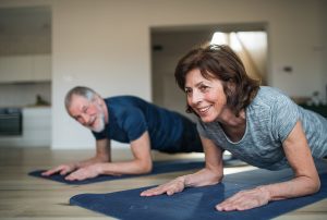 El yoga es uno de los ejercicios para hacer en casa para la tercera edad