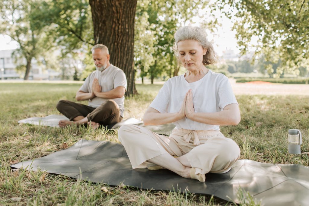 Envejecimiento activo haciendo yoga
