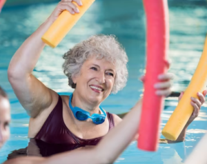 actividades en piscina para ancianos