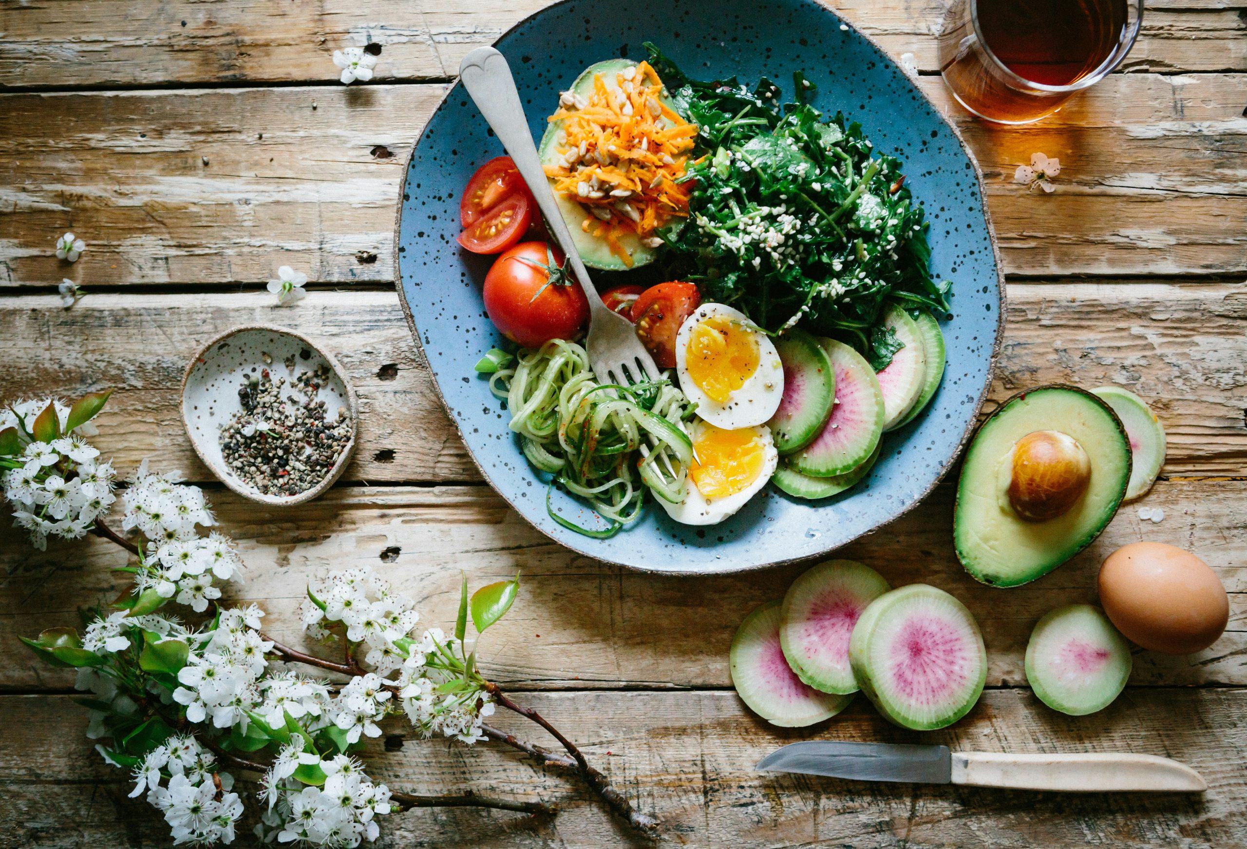 Ensalada nutritiva con huevo y aguacate, adecuada para nutrición en los mayores.